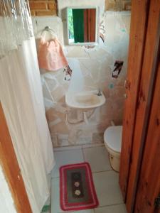 a bathroom with a toilet and a sink at Winará - Turismo de aventura in São Thomé das Letras