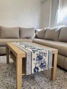 a coffee table in a living room with a couch at Appartement élégant au cœur de Ain Hayani in Tangier