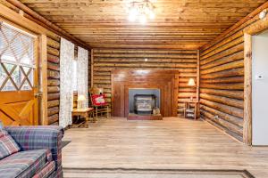 Imagen de la galería de Watefront Getaway with Mtn Views and Dock in Clearlake, en Clearlake