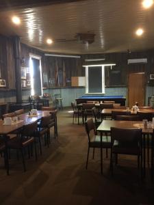 un restaurante con mesas y sillas y una mesa de billar en Royal Hotel Snake Valley, en Snake Valley