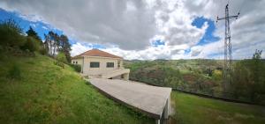 a house on the side of a hill with a ramp at O cantinho do Avô Alberto 