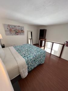 a hotel room with a bed and a flat screen tv at Bonito Mini Departamento 9 in Puebla