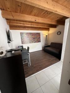 a living room with a couch and a table at Bonito Mini Departamento 9 in Puebla
