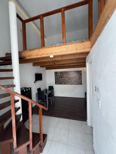 a living room with wooden ceilings and a staircase at Bonito Mini Departamento 9 in Puebla