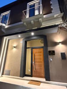 a building with a brown door and a balcony at L'Arte del Porto in Catania