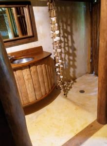 ein Badezimmer mit Waschbecken und Spiegel in der Unterkunft bungalows tropicaux Jardin exotique in Las Terrenas