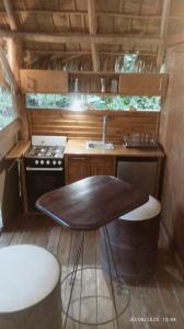 eine kleine Küche mit Spüle und Herd in der Unterkunft bungalows tropicaux Jardin exotique in Las Terrenas