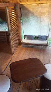 eine Veranda mit einer Bank und einem Fenster in einem Zimmer in der Unterkunft bungalows tropicaux Jardin exotique in Las Terrenas + 33 Fotos