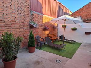 a patio with a table and an umbrella and chairs at El rincón de cauca in Coca