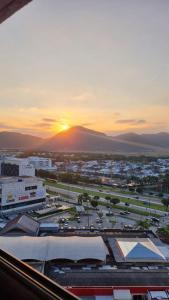 Cảnh núi rừng hoặc tầm nhìn ra núi từ căn hộ