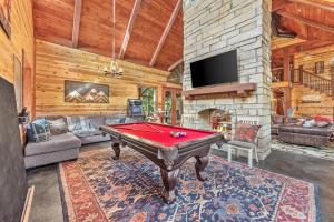 Χώρος καθιστικού στο New 6BR Spa-Firepit-Pool Table-Arcade-Mini Golf