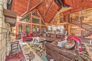 Χώρος καθιστικού στο New 6BR Spa-Firepit-Pool Table-Arcade-Mini Golf