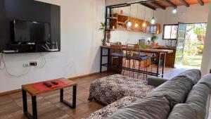 un soggiorno con un divano e un tavolo di Casa de Toto 3 habitaciones a Puerto Iguazú
