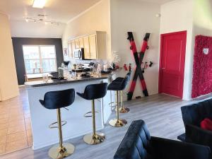 eine Küche mit einer Theke und Hockern in einem Zimmer in der Unterkunft Red Chamber Tx King Spa & Couples Retreat in Killeen + 12 Fotos