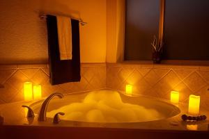 Un baño de Red Chamber TX King Spa & Couples Retreat 12 fotos más