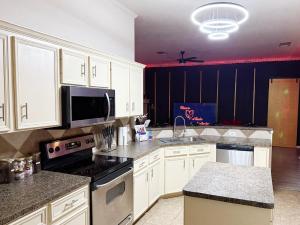 Una cocina o cocineta en Red Chamber TX King Spa & Couples Retreat