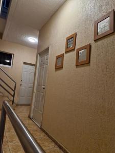 een hal met foto's aan de muur van een gebouw bij Hotel Coatza Inn in Coatzacoalcos