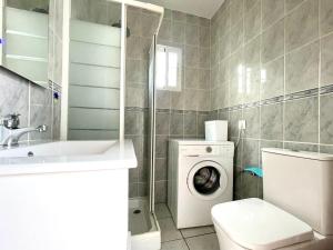 Et badeværelse på Apartment in Roquetas by Beach & Pool + 30 billeder