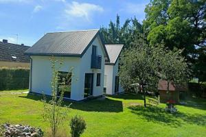 una piccola casa bianca in un prato di New, comfortable holiday home by the sea a Lędzin