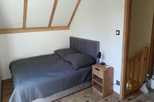 una camera con letto e comodino di New, comfortable holiday home by the sea a Lędzin