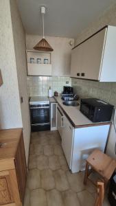 eine kleine Küche mit Spüle und Herd in der Unterkunft Studio au pied de l'eau in Canet-en-Roussillon + 7 Fotos