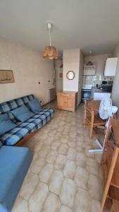 ein großes Zimmer mit einem Bett und einer Küche in der Unterkunft Studio au pied de l'eau in Canet-en-Roussillon