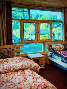 Postel nebo postele na pokoji v ubytování Neelum Resorts Taobat