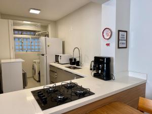 eine Küche mit Herd und Arbeitsplatte in der Unterkunft Apartamento no Centro - conforto e praticidade in Florianópolis + 11 Fotos