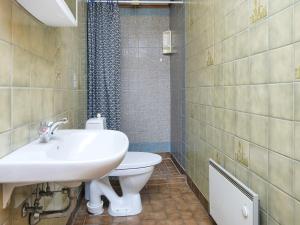 Un baño con lavabo, inodoro y ducha. en 10 person holiday home in Harboøre-By Traum, en Harboør 30 fotos más