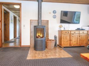 sala de estar con chimenea y TV en 10 person holiday home in Harboøre-By Traum, en Harboør