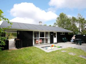 Un jardín fuera de 6 person holiday home in Ålbæk-By Traum
