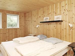 Una cama o camas en una habitación de 6 person holiday home in Ålbæk-By Traum