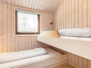 deux lits superposés dans une chambre avec fenêtre dans l'établissement 8 person holiday home in Fjerritslev-By Traum, à Fjerritslev