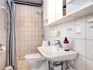 biała łazienka z umywalką i toaletą w obiekcie 6 person holiday home in Rønde-By Traum w mieście Rønde +38 zdjęć
