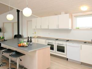 ロッケンにあるLuxury Pool Retreat - By Traum Ferienwohnungenのキッチン(白いキャビネット付)、カウンター(フルーツボウル付)