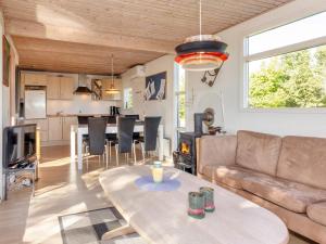 Ruang duduk di 5 person holiday home in Roslev-By Traum