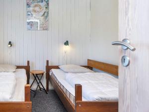 two beds in a room with two lamps and a table at Tranquil Retreat near Beach - By Traum Ferienwohnungen in Fanø