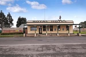 a hotel building on the side of a street at Royal Hotel Snake Valley in Snake Valley