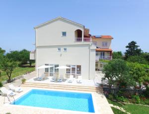 uma imagem de uma villa com piscina em Bed&Breakfast Nada em Privlaka
