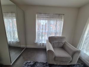 Houghton RegisにあるBazou Villaの椅子と鏡のあるリビングルーム