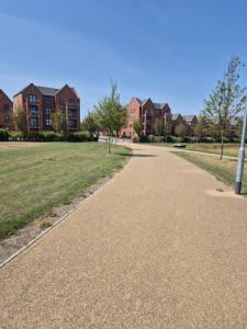 Houghton RegisにあるBazou Villaの背景に家々がある公園の小道 +3枚の写真