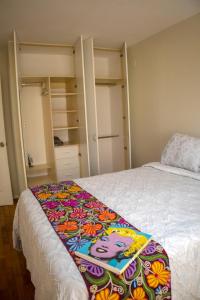 Una cama o camas en una habitación de Remodeled apartment in Miraflores for 7