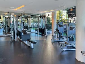 un gimnasio con varias cintas de correr y máquinas en Level 30 Oracle Tower 2 Stunning views and free parking - GC Getaways, en Gold Coast