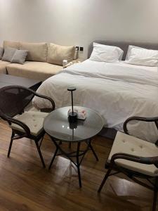 Katil atau katil-katil dalam bilik di Elegant Studio with Balcony Sulaymaniyah +21 gambar
