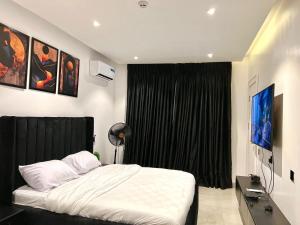 Ένα ή περισσότερα κρεβάτια σε δωμάτιο στο Comforthub shortlet