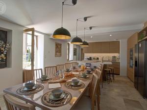 Η κουζίνα ή μικρή κουζίνα στο Maison charmante avec piscine privée chauffée et jardin clos, wifi inclus - FR-1-496-339
