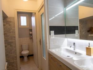 Maison confortable, charmante, jardin clos, proximité sites historiques - FR-1-616-177 في Saint-Front-la-Rivière: حمام مع حوض ومرحاض +28 صورة