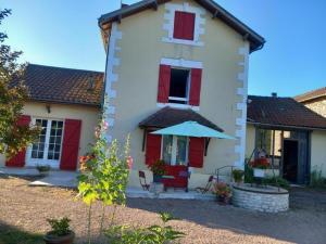 Maison confortable, charmante, jardin clos, proximité sites historiques - FR-1-616-177 في Saint-Front-la-Rivière: منزل بأبواب حمراء وكرسي ومظلة