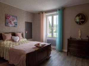 Maison confortable, charmante, jardin clos, proximité sites historiques - FR-1-616-177 في Saint-Front-la-Rivière: غرفة نوم مع سرير وخزانة ونافذة