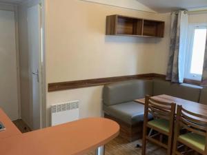 Gallery image of Mobil-home 5 pers avec terrasse à Argences-en-Aubrac - API-1-52-620 in Banes